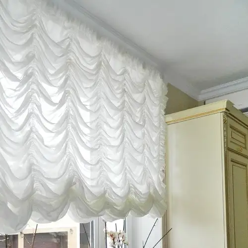 Белые занавески на кухне