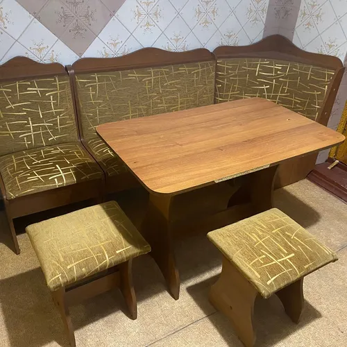 Уголок с зелёной обивкой