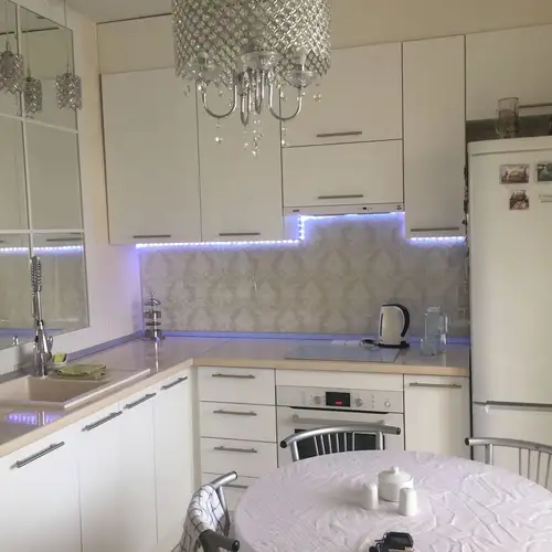 Белая кухня в небольшом пространстве
